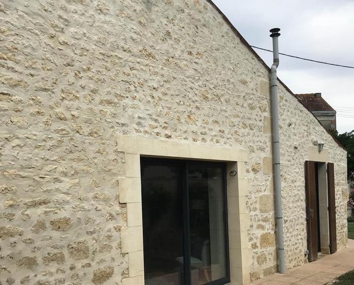 Professionnel qualifié, formé aux techniques de restauration des façades anciennes